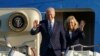 Predsednik Džo Bajden i prva dama Džil Bajden silaze iz predsedničkog aviona u Mildenholu u Engleskoj, pred samit G7 u Kornvolu, 9. juna 2021.