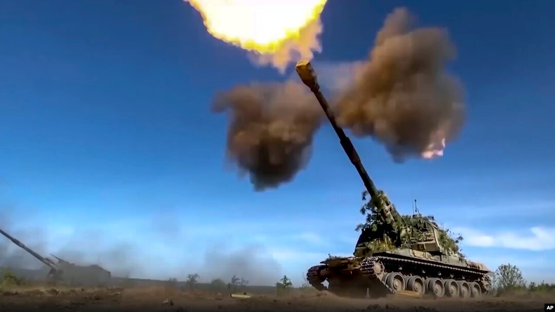 Ruske snage pucaju na ukrajinske položajeve na nepoznatoj lokaciji (Foto: Russian Defense Ministry Press Service via AP)