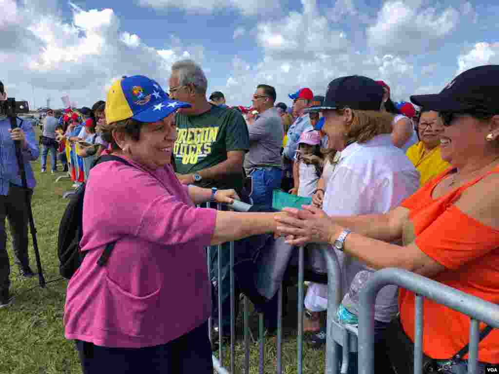 La congresista demócrata por el estado de Florida, Donna Shalala, estuvo presente el sábado en Miami, en una reunión de manifestantes que apoyan a Juan Guaidó. También estuvieron presentes los congresistas demócratas por el estado de la Florida, Debbie Mucarsell-Powell y José Javier Rodriguez.