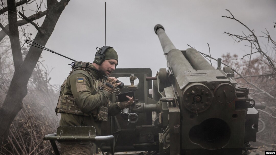 Vojnik 24. mehanizovane brigade dok ispaljuje samohodnu haubicu, u blizini Chasiv Yar-a, 18. novembra 2024. (Pres služba 24. Odvojene mehanizovane brigade Oružanih snaga Ukrajine Kralj Danilo/Handout preko Reutersa)