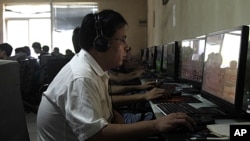 A Chinese man uses a computer at an Internet cafe in Beijing, China, July 14, 2010 (file photo).