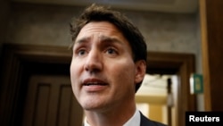 Waziri Mkuu wa Kanada Justin Trudeau akizungumza na waandishi wa habari kabla ya Kipindi cha Maswali katika ukumbi wa House of Commons bungeni huko Ottawa.