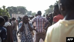 Les habitants du PK5, district à majorité musulmane, manifestent devant le siège de la Minusca, la mission de maintien de la paix de l'ONU en République centrafricaine, à la suite d'affrontements à Bangui, le 11 avril 2018.