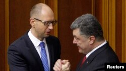 Ukraina Bosh vaziri Arseny Yatsenyuk va Prezidenti Petro Poroshenko (o'ngda)