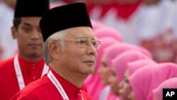 Thủ tướng Malaysia Najib Razak bị cáo buộc đã ký thác hàng triệu đôla vào tài khoản cá nhân, sử dụng sai mục đích tiền gây quỹ. 