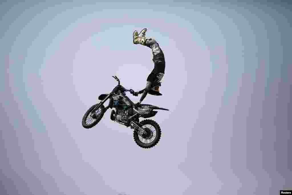 Tay lái xe mô tô biểu diễn ở giải FMX Course trong cuộc tranh tài mạo hiểm World Extreme Games diễn ra tại Thượng Hải, Trung Quốc. 