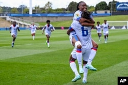 Melchie Dumonay, con el número 9, celebra junto a su compañera de equipo, Roselord Borgella el primer gol ante la selección de Chile, el 22 de febrero de 2023.