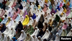 이슬람교 성월 '라마단이 시작된 6일 인도네시아 자카르타의 사원에서 신자들이 기도하고 있다.