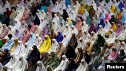 Muslimah melaksanakan salat tarawih di Masjid Istiqlal, Jakarta, 5 Mei 2019. Peneliti sejarah Islam dari Perancis menyebut peran perempuan dalam Islam tenggelam dan banyak tafsir lahir tanpa disertai sensitivitas gender. (Foto: REUTERS/Willy Kurniawan)