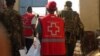 2015年7月7日肯尼亚警察和红十字会会员抬着受害人尸体