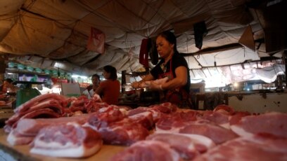 Thịt lợn đang được bày bán ở một chợ ở Hà Nội. Giá thịt lợn đã tăng cao nhất ở VIệt Nam trong nhiều năm