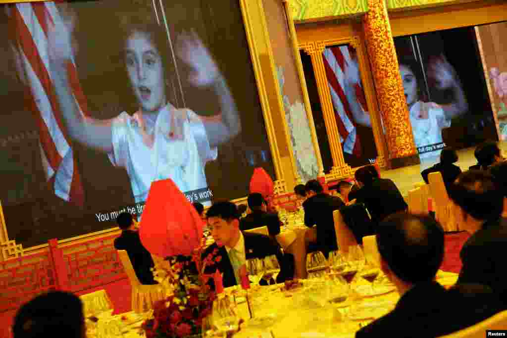 在北京人民大会堂金色大厅举行的国宴上，人们观看美国总统唐纳德&middot;川普提议播放的川普外孙女阿拉贝拉&middot;库什纳（Arabella Kushner）演唱中国传统歌曲的视频（2017年11月9日）。此前，川普夫妇和习近平主席夫妇在故宫博物院里西洋建筑风格的宝蕴楼茶叙的时候，川普用平板电脑对东道主展示阿拉贝拉演唱中文歌曲、背《三字经》和古诗的视频。习近平夫妇夸奖阿拉贝拉中文水平进步，称她是中美友好的小使者。阿拉贝拉这个&ldquo;小明星&rdquo;的视频被中国网民刷屏，成为热议话题。