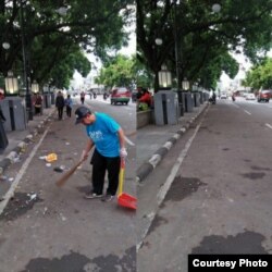 Tampak sebelum dan sesudah dari kawasan Alun-Alun Kota Bandung yang dibersihkan relawan CTC dan masyarakat umum. PD Kebersihan Kota Bandung memperkirakan produksi sampah tahun baru mencapai 28 ton, nyaris 4 kali lipat produksi harian yang 8 ton. (Courtesy