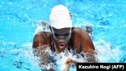L'Ougandaise Husnah Kukundakwe concourt lors d'une manche du 100 m brasse femmes aux Jeux paralympiques de Tokyo 2020 au Centre aquatique de Tokyo, le 26 août 2021.