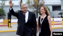 El candidato izquierdista a la presidencia de México, Andrés Manuel López Obrador, saluda mientras llega con su esposa Beatriz Gutiérrez Muller para el segundo debate presidencial en Tijuana, México, 20 de mayo del 2018.