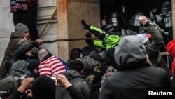 ARHIVA - Demonstranti u okršaju sa policijom na zapadnom ulazu u Kapitol, 6. januara 2021. (Foto: Reuters)