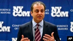 Jaksa Preet Bharara dalam konferensi pers di Albany, New York (8/2). (AP/Mike Groll)