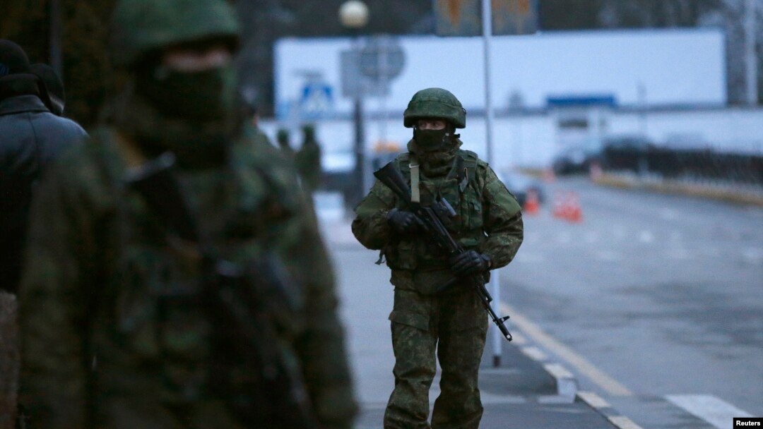 Pasukan bersenjata terlihat berpatroli di bandara Simferopol di Krimea, Ukraina (28/2), yang digambarkan oleh pemimpin baru Ukraina sebagai intervensi Moskow. 