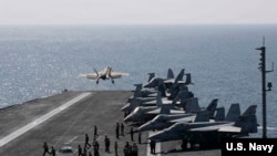 隶属于海军陆战队战斗攻击机中队(VMFA)314的F-35C闪电II战斗机，从尼米兹级航空母舰“亚伯拉罕·林肯”号飞行甲板起飞，参加“史诗狂怒行动”。(2026年3月6日)