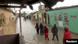 Une rue inondée de Cité-Soleil à Port-au-Prince lors du passage de l'ouragan Matthew, Haïti, le 4 octobre 2016.