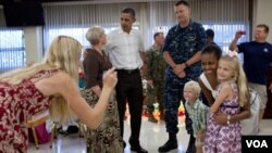 En Hawai, el presidente Barack Obama y la primera dama, Michelle Obama, saludaron a miembros de las fuerzas armadas y sus familias durante la Navidad.