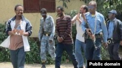 ጋዜጠኛተስፋዓለም ወልደየስ እና ሌሎች የዞን 9 ፀሐፊዎች ወደ ችሎት ሲወሰዱ /ፎቶ ከአዲስ ስታንዳርድ የተገኘ/