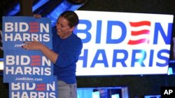 Miembro del equipo de campaña de Biden ayuda a decorar escenario en Nevada, el martes 6 de febrero de 2024, en Las Vegas.