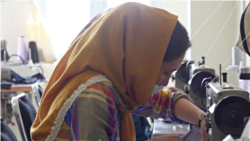 Pengungsi perempuan diberdayakan untuk membantu pembuatan produk fesyen Liberty Society (foto: VOA).
