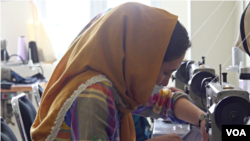 Pengungsi perempuan diberdayakan untuk membantu pembuatan produk fesyen Liberty Society (foto: VOA).
