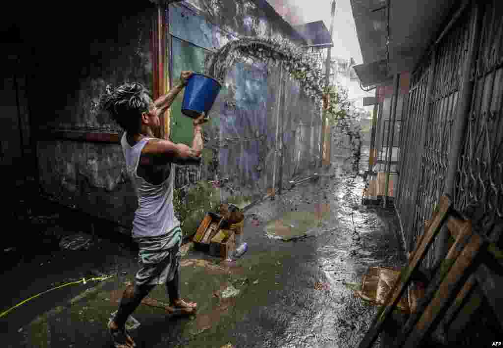 A man puts out a fire in the Mercado Oriental, where approximately 25 stores have been completely burned in one of the largest markets in Central America, in Managua, Nicaragua, May 14, 2017.