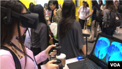 Une étudiante teste un appareil de réalité virtuelle à Orlando, en Floride, le 5 octobre 2017.