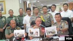 Konferensi pers bersama Kapolda Metro Jaya Irjen Polisi M. Iriawan dan Pangdam Jaya Mayjen Teddy Lhaksmana di markas Polda Metro Jaya, Jakarta, 6 Desember 2016. (Foto:VOA/Andylala)