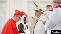 Papa Francis akimbariki Kadinali mpya Mons.Claudio Gugerotti, wakati wa hafla ya kuwapandisha vyeo makasisi wa Kanisa Katoliki kuwa makadinali, kwenye uwanja wa Mtakatifu Petro, Septemba 30, 2023.