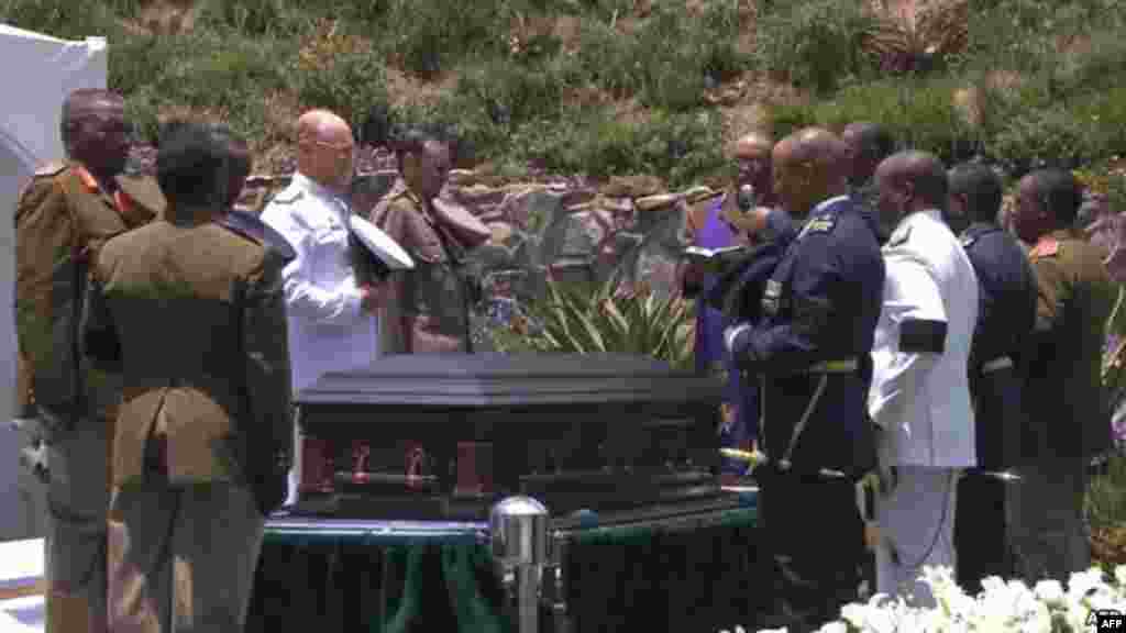Sam Smith poses with his awards for Best New Artist, Best Pop/Vocal Album for "In the Lonely Hour" and Song of the Year and Record of the Year for "Stay With Me" in the press room at the 57th annual Grammy Awards in Los Angeles, California, Feb. 8, 2015. 