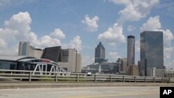 StateFarm Arena di Atlanta, Georgia, yang tampak dari jalanan yang kosong. Laga Liga Bola Basket Putra di stadion itu dibatalkan karena pandemi virus corona, 6 April 2020.