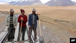 ཁྲེན་ཏུའུ་ནས་ལྷ་སའི་བར་གྱི་མེ་འཁོར་ལྕགས་ལམ།