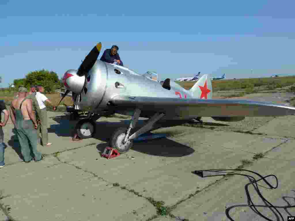 Механики готовят к показательным полетам на МАКСе-2011 истребитель начального периода Великой Отечественной войны И-16. Ему пришлось повоевать и во время гражданской войны в Испании в 1936-1939 годах