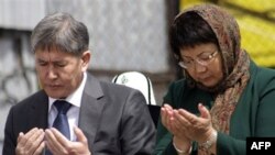 Prezident Roza Otunbayeva va Bosh vazir Almazbek Atambayev o'tgan yilning 7 aprelidagi qo'zg'olonda halok bo'lganlarni xotirlash marosimida, Bishkek