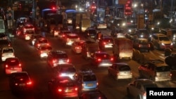 FILE PHOTO: Vehicles are pictured at a toll post in Mumbai, India, August 13, 2019. REUTERS/Francis Mascarenhas/File Photo