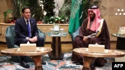 Menlu AS Marco Rubio melangsungkan pertemuan dengan Putra Mahkota Arab Saudi Mohammed bin Salman di Riyadh, hari Senin (17/2). 