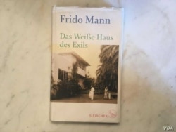 弗里德.曼撰写的以他祖父为主角的回忆录以德文发表。来源: Natalie Liu/VOA