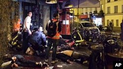 Para korban ledakan terlihat di trotoar di luar restoran La Belle Equipe, Paris (13/11).