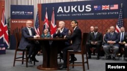 El presidente estadounidense Joe Biden se reúne con el primer ministro australiano Anthony Albanese y el primer ministro británico Rishi Sunak en la Base Naval de Point Loma en San Diego, California, EEUU.