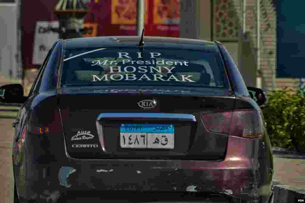  Although Egyptians remain divided on Mubarak&#39;s legacy, the nation observed a three-day mourning period following the death of the longtime ruler. (Hamada Elrasam/VOA)