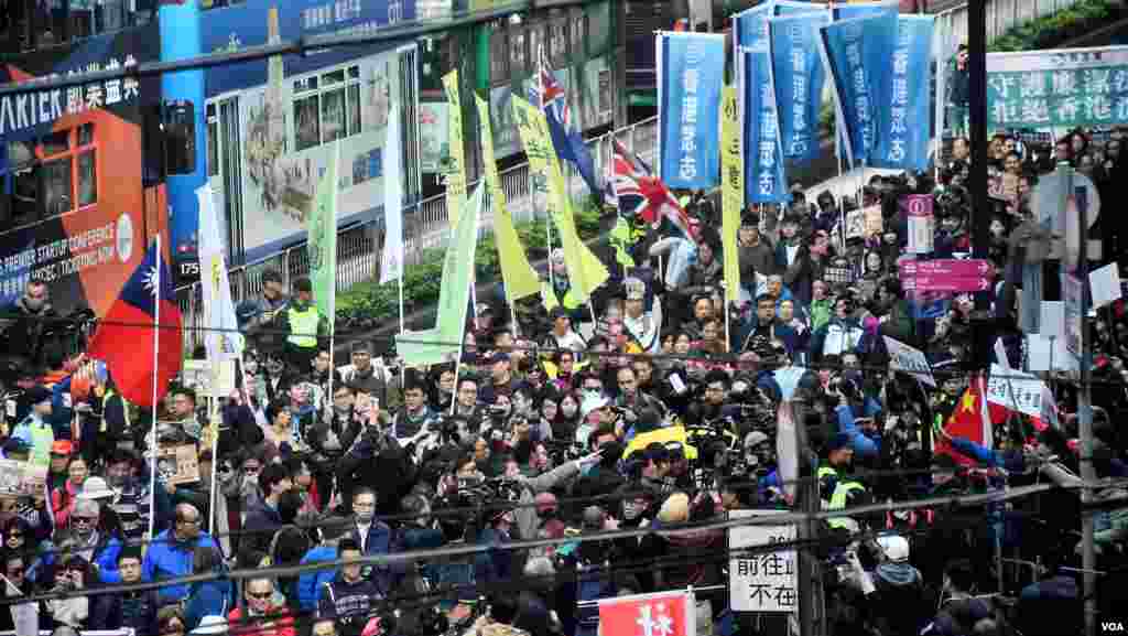 有獨派人士參與民陣元旦遊行與親中團體對罵。（美國之音湯惠芸）