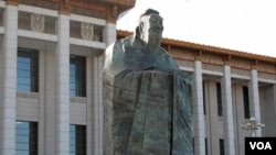 Frente a su antiguo templo en China reposa el monumento de Confucio, uno de los filósofos más importantes del mundo.