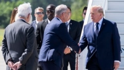2026년 6월 15일, 제네바에서 열리는 G7 정상회의를 앞두고 기 파르멜랭 스위스 대통령(가운데)이 제네바 공항에 착륙한 도널드 트럼프 미국 대통령(오른쪽)을 환영하고 있다.