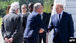 2026년 6월 15일, 제네바에서 열리는 G7 정상회의를 앞두고 기 파르멜랭 스위스 대통령(가운데)이 제네바 공항에 착륙한 도널드 트럼프 미국 대통령(오른쪽)을 환영하고 있다.