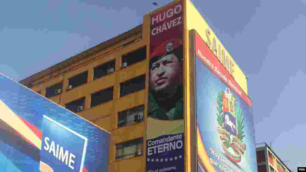 Cartel destaca figura de Hugo Chávez en la fachada del SAIME, ente encargado de la identificación y registro de los ciudadanos en territorio venezolano, adscrito al Ministerio de Interior, Justicia y Paz. [Foto: Carolina Alcalde/VOA] &nbsp;