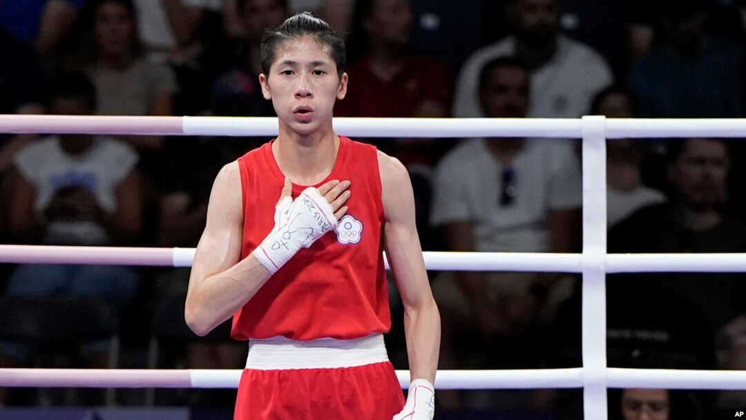 Lin Yu-ting bereaksi setelah mengalahkan petinju Uzbekistan Sitora Turdibekova dalam pertandingan pendahuluan tinju putri kelas 57 kg di Olimpiade Musim Panas 2024, Jumat, 2 Agustus 2024, di Paris, Prancis. (Foto: AP)